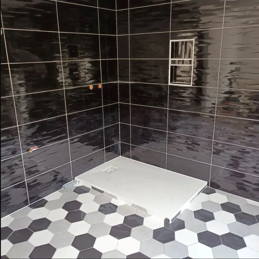 Pose de carrelage et de faïences dans une salle de bain haut de gamme à Balma.