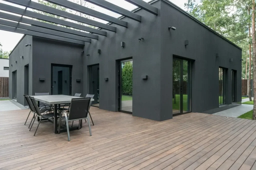 Application de peinture sombre et rénovation extérieure de la terrasse d'une maison moderne à Labège.