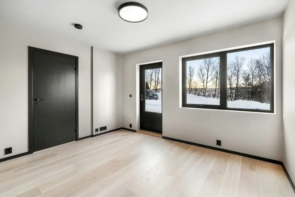 Travaux de rénovation intérieure et pose de parquets et revêtements muraux pour une maison individuelle à Blagnac incluant peinture et sols.